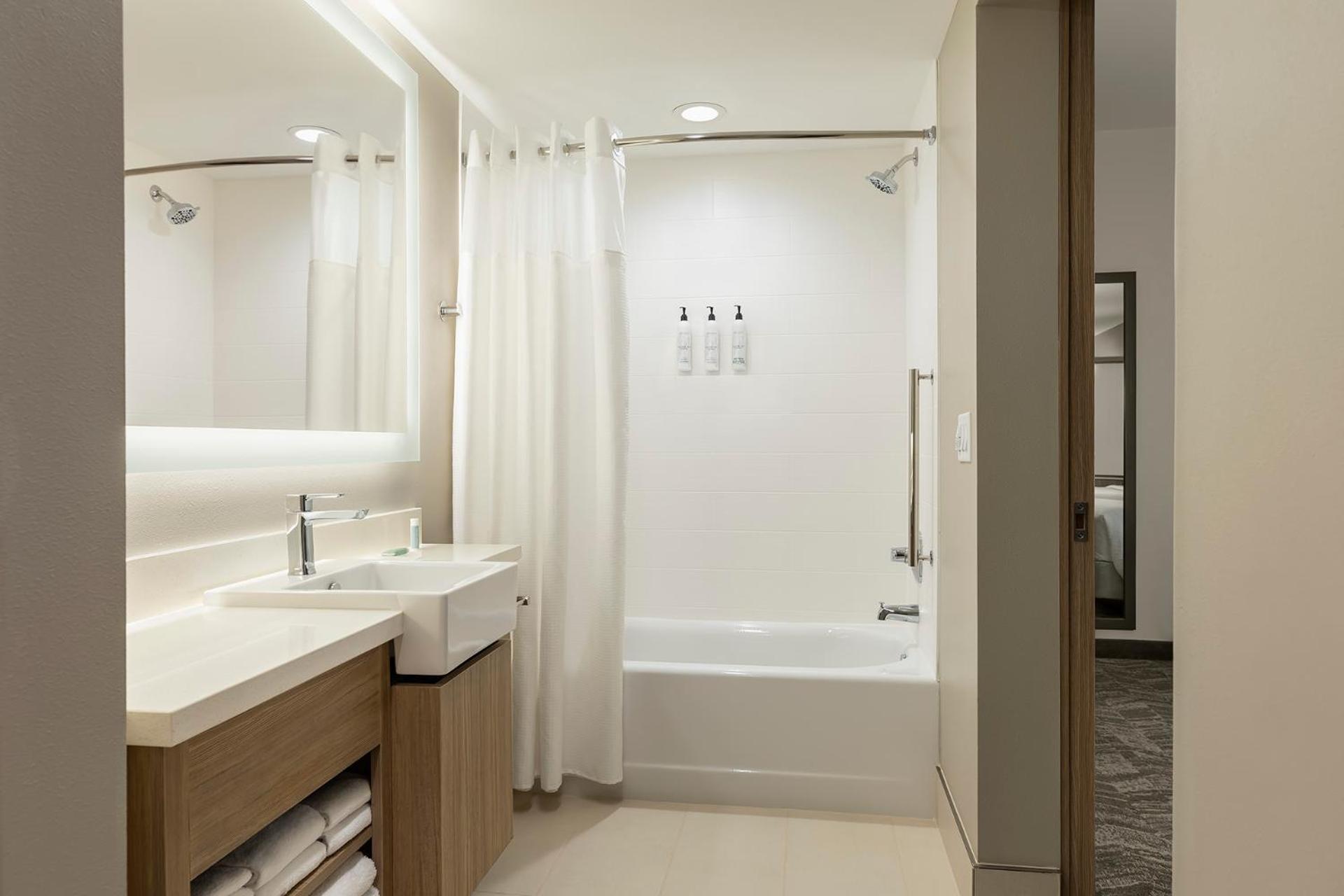 Springhill Suites By Marriott Fargo Room photo